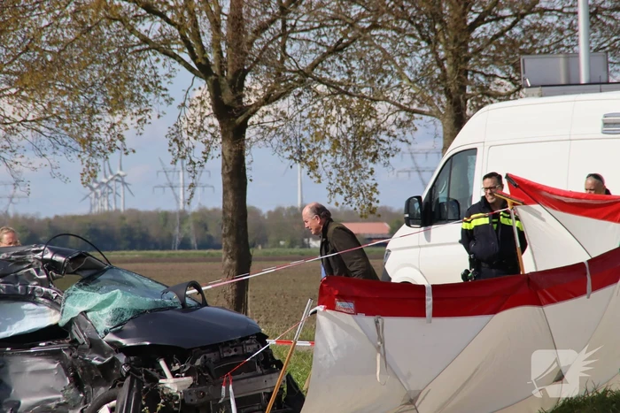 Dode bij aanrijding tussen personenauto en vrachtwagen op beruchte kruising