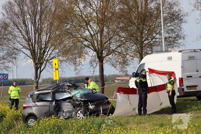 Dode bij aanrijding tussen personenauto en vrachtwagen op beruchte kruising