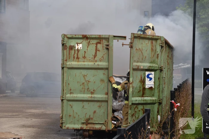 Veel rookontwikkeling bij brand in container