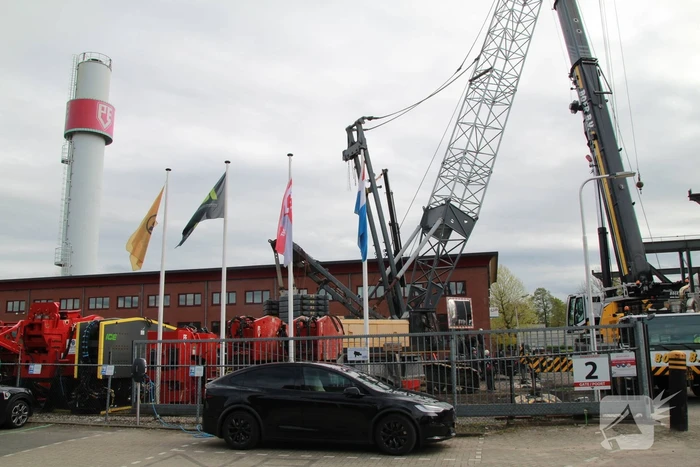 Bouwkraan dreigt om te vallen