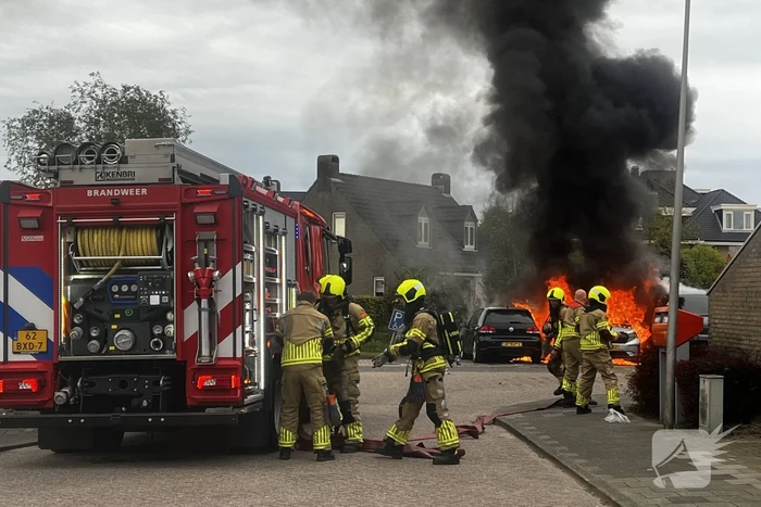Meerdere voertuigen in brand in woonwijk