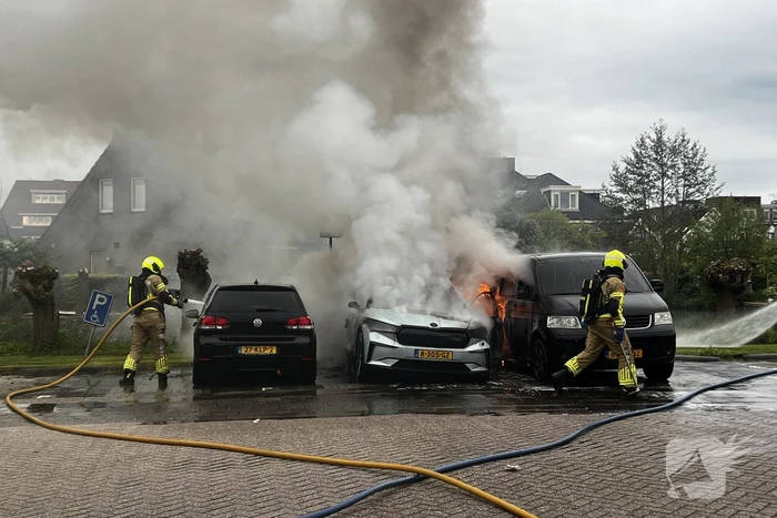 Meerdere voertuigen in brand in woonwijk