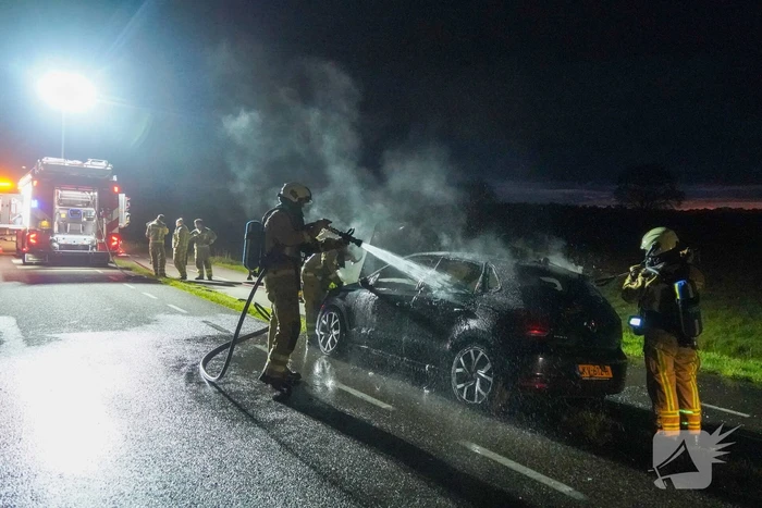 Auto vat al rijdend vlam, bestuurder komt met de schrik vrij