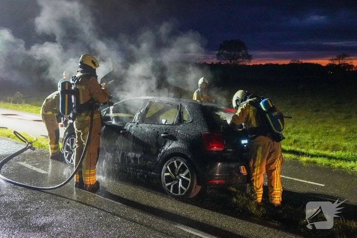 Auto vat al rijdend vlam, bestuurder komt met de schrik vrij