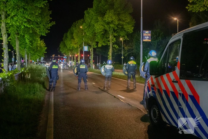 Grote inzet mobiele eenheid bij voetbalstadion tijdens wedstrijd