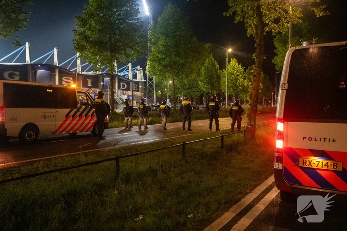 Grote inzet mobiele eenheid bij voetbalstadion tijdens wedstrijd