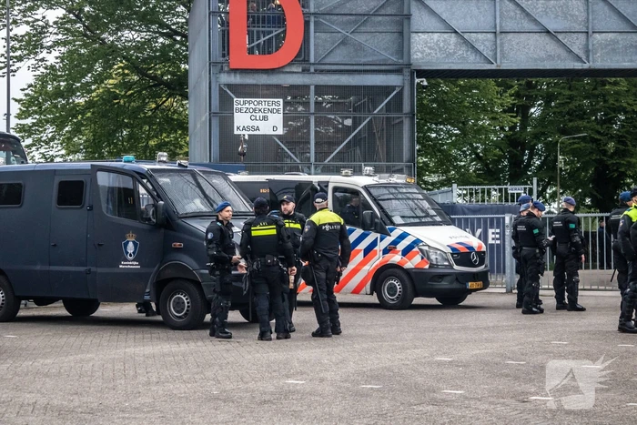 Grote inzet mobiele eenheid bij voetbalstadion tijdens wedstrijd