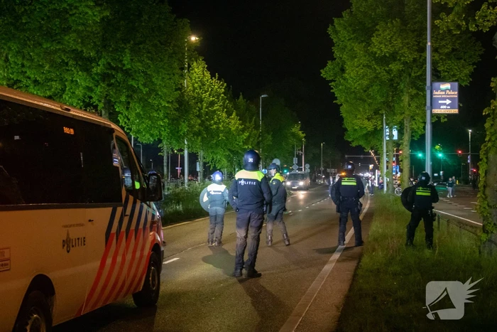 Grote inzet mobiele eenheid bij voetbalstadion tijdens wedstrijd