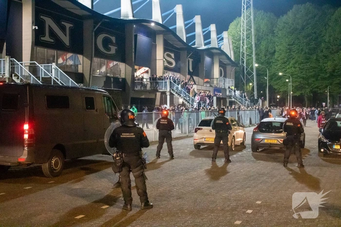 Grote inzet mobiele eenheid bij voetbalstadion tijdens wedstrijd