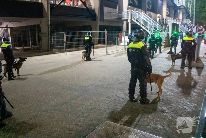Grote inzet mobiele eenheid bij voetbalstadion tijdens wedstrijd