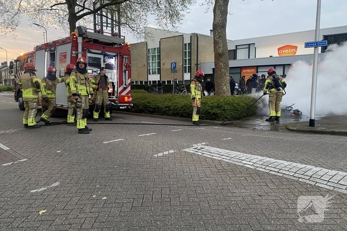Scooter gaat in vlammen op tijdens Koningsnacht meeting