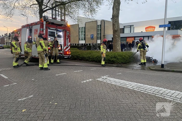 Scooter gaat in vlammen op tijdens Koningsnacht meeting