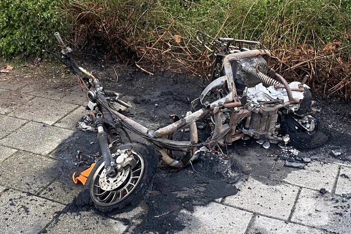 Scooter gaat in vlammen op tijdens Koningsnacht meeting