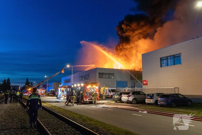 Grote brand bij autobedrijf Westelijk Havengebied