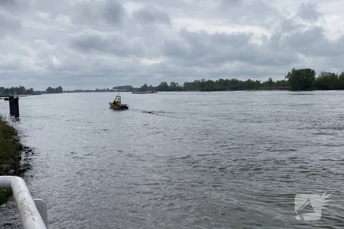 Brandweerboot sleept boom uit rivier