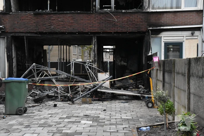 Woning verwoest door explosie en uitslaande brand