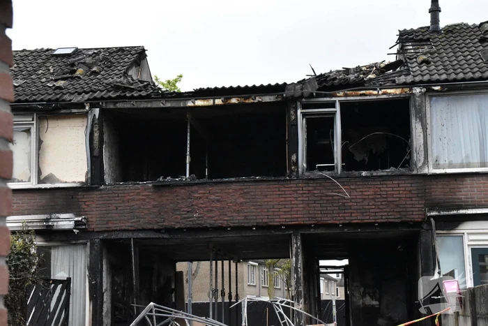 Woning verwoest door explosie en uitslaande brand