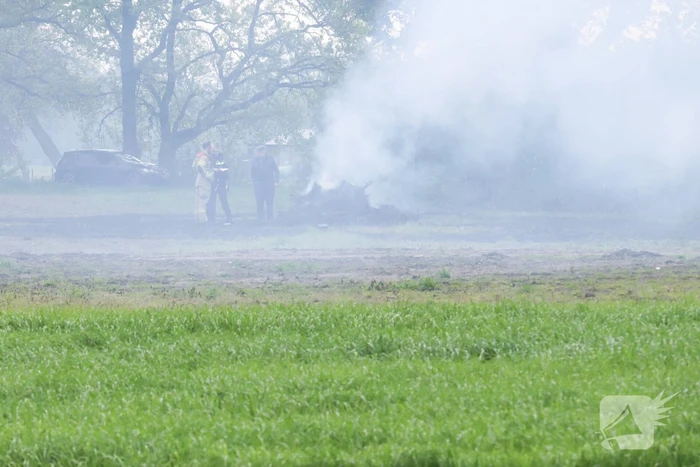 Brandweer controleert brand in afvalhoop