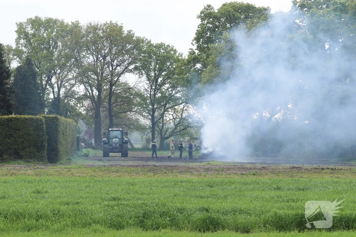 Brandweer controleert brand in afvalhoop