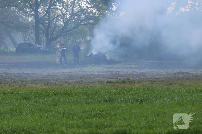 Brandweer controleert brand in afvalhoop