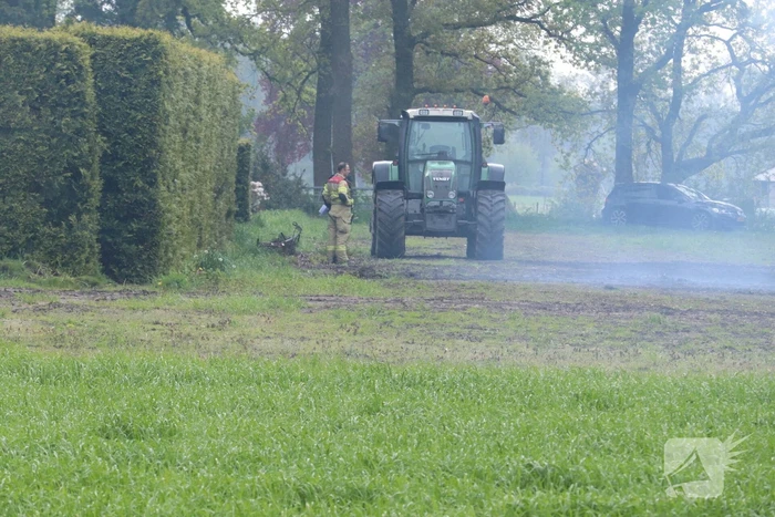 Brandweer controleert brand in afvalhoop
