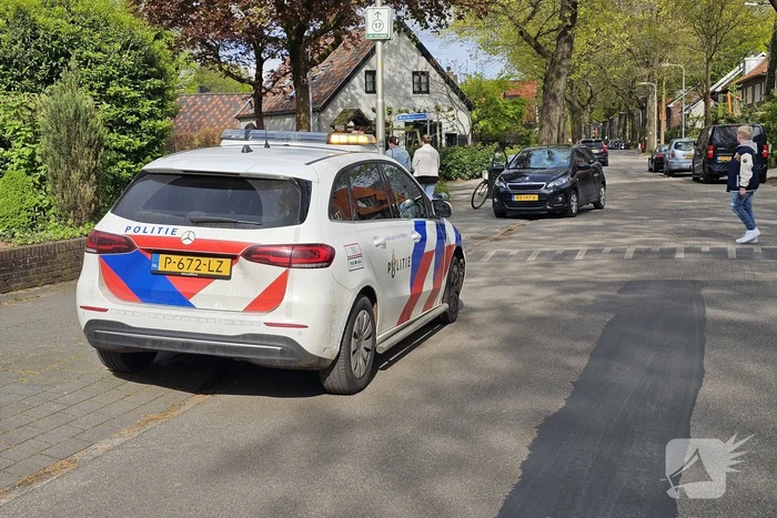 Fietser klapt op voorruit van auto