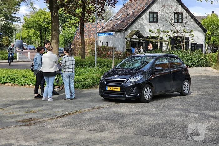 Fietser klapt op voorruit van auto