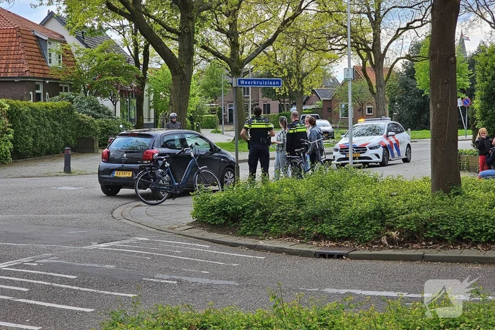 Fietser klapt op voorruit van auto