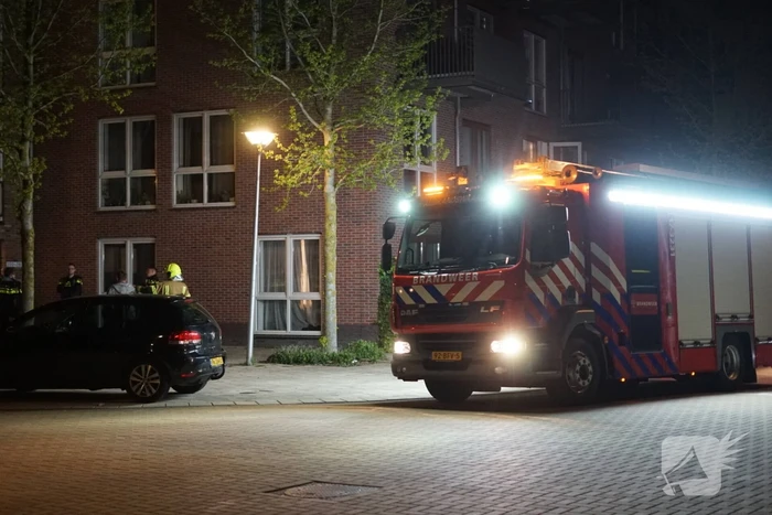Buren bellen de brandweer wegens afgaande rookmelder, bewoner in woning vol rook