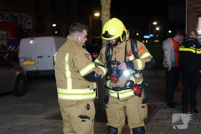 Buren bellen de brandweer wegens afgaande rookmelder, bewoner in woning vol rook