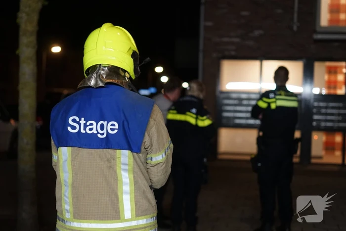Buren bellen de brandweer wegens afgaande rookmelder, bewoner in woning vol rook