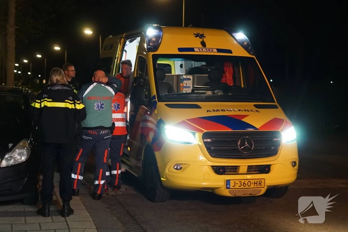 Buren bellen de brandweer wegens afgaande rookmelder, bewoner in woning vol rook