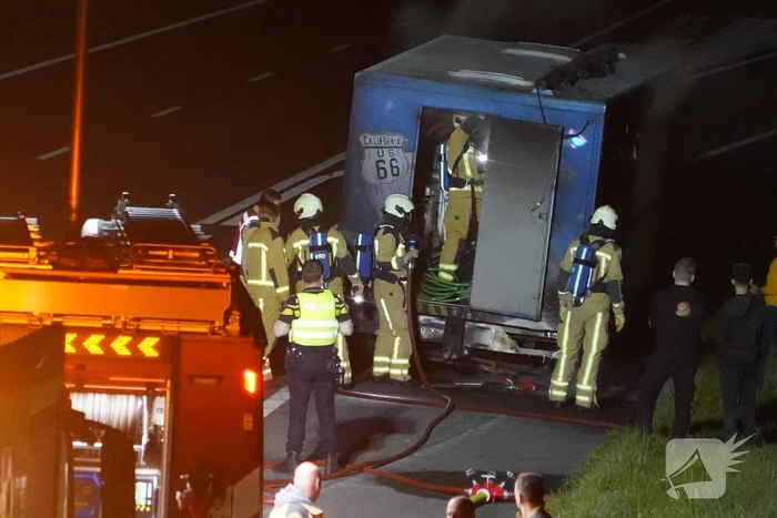 Oplegger van vrachtwagen brandt uit