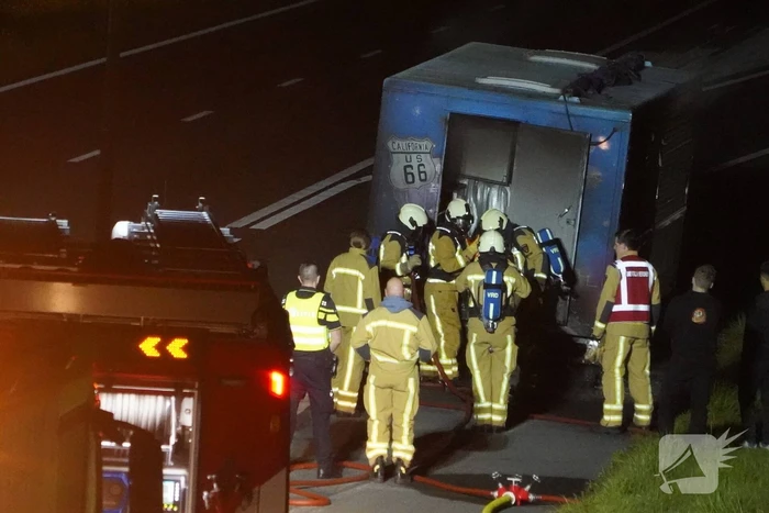 Oplegger van vrachtwagen brandt uit
