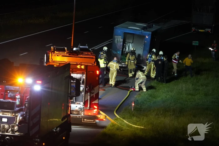 Oplegger van vrachtwagen brandt uit