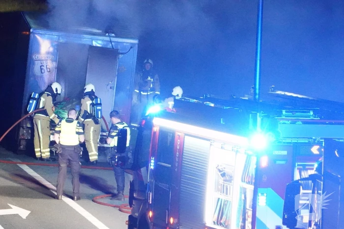 Oplegger van vrachtwagen brandt uit