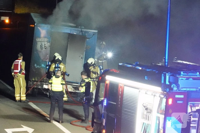 Oplegger van vrachtwagen brandt uit