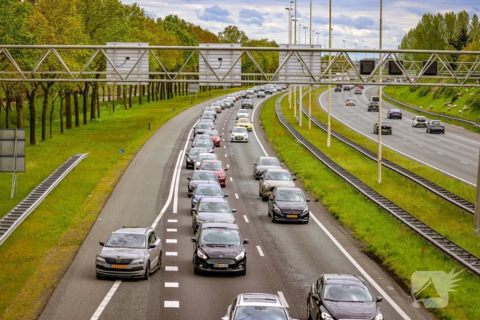 Bestuurders rijden door rood kruis bij wegwerkzaamheden aan snelweg
