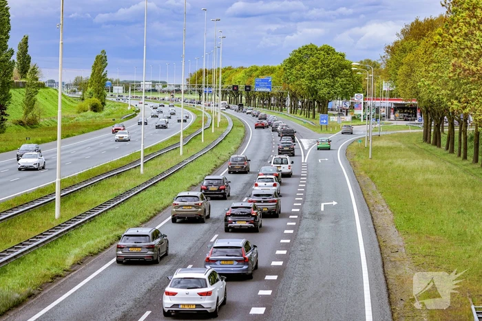 Bestuurders rijden door rood kruis bij wegwerkzaamheden aan snelweg