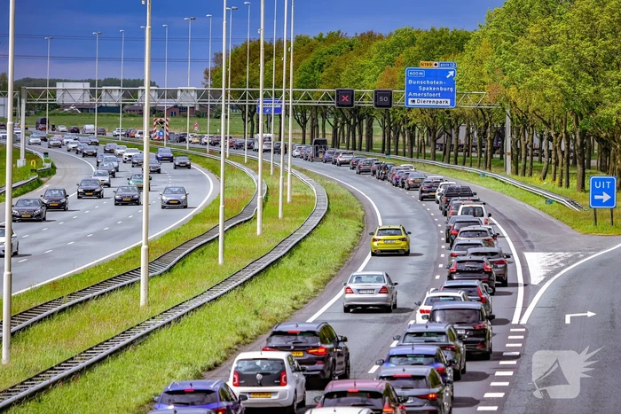 Bestuurders rijden door rood kruis bij wegwerkzaamheden aan snelweg