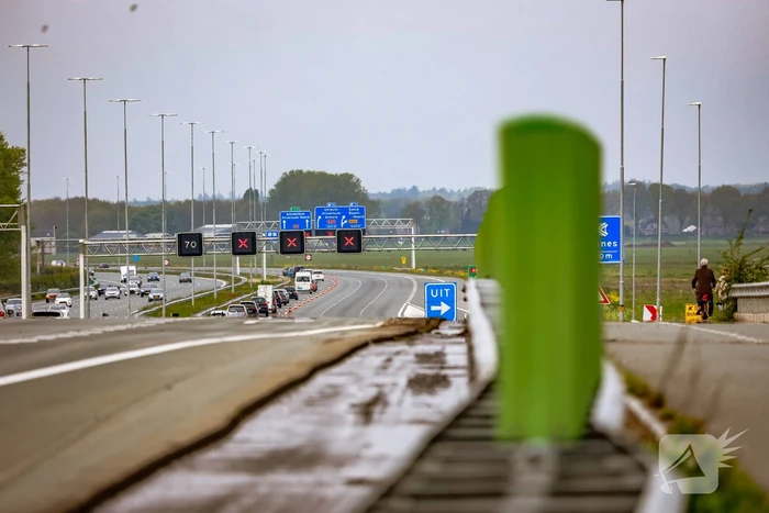 Bestuurders rijden door rood kruis bij wegwerkzaamheden aan snelweg