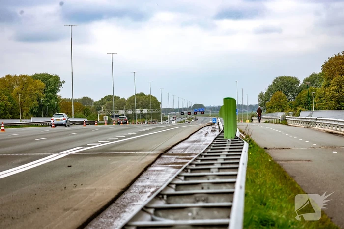 Bestuurders rijden door rood kruis bij wegwerkzaamheden aan snelweg
