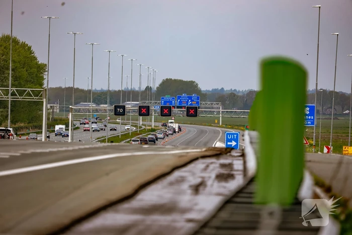 Bestuurders rijden door rood kruis bij wegwerkzaamheden aan snelweg