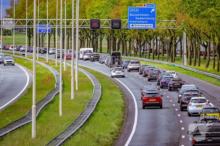 Bestuurders rijden door rood kruis bij wegwerkzaamheden aan snelweg