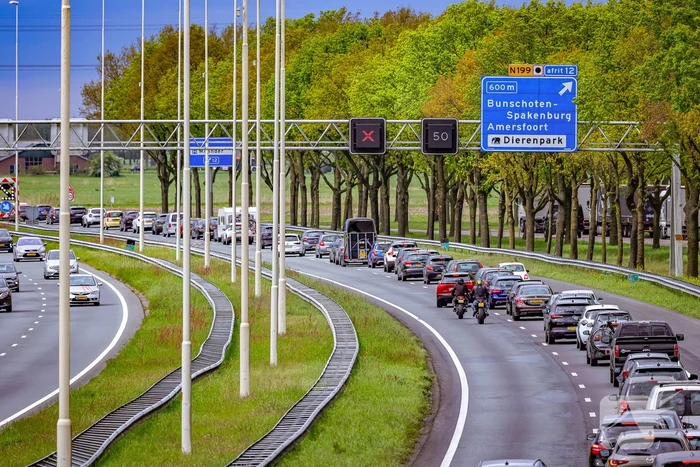 Bestuurders rijden door rood kruis bij wegwerkzaamheden aan snelweg