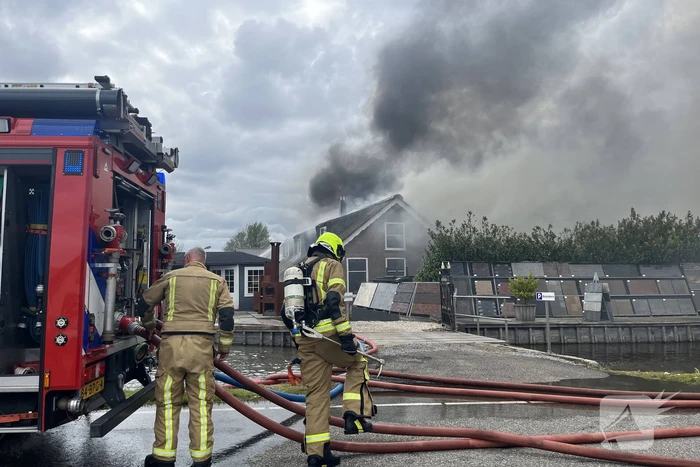 Enorme rookwolken door zeer grote brand in schuur