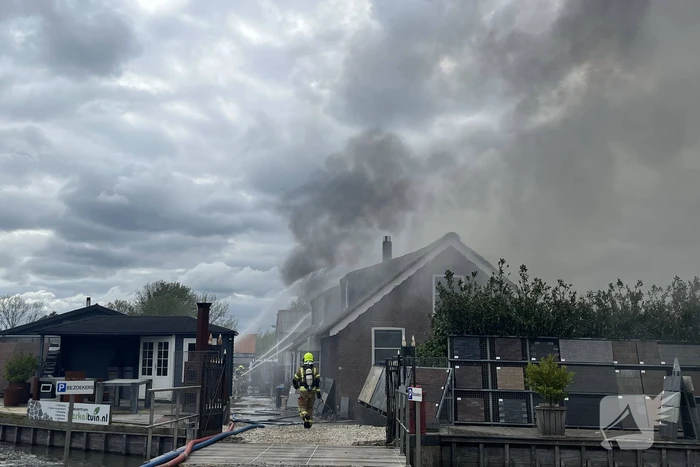 Enorme rookwolken door zeer grote brand in schuur