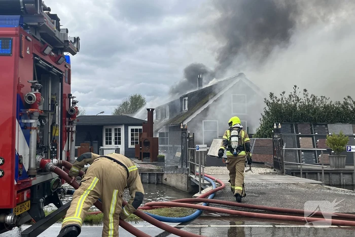 Enorme rookwolken door zeer grote brand in schuur