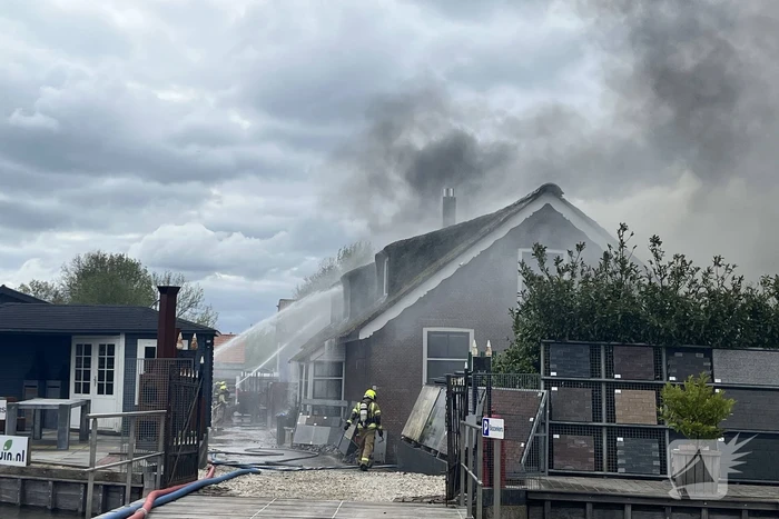 Enorme rookwolken door zeer grote brand in schuur