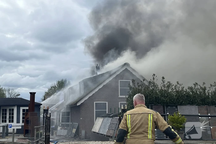 Enorme rookwolken door zeer grote brand in schuur
